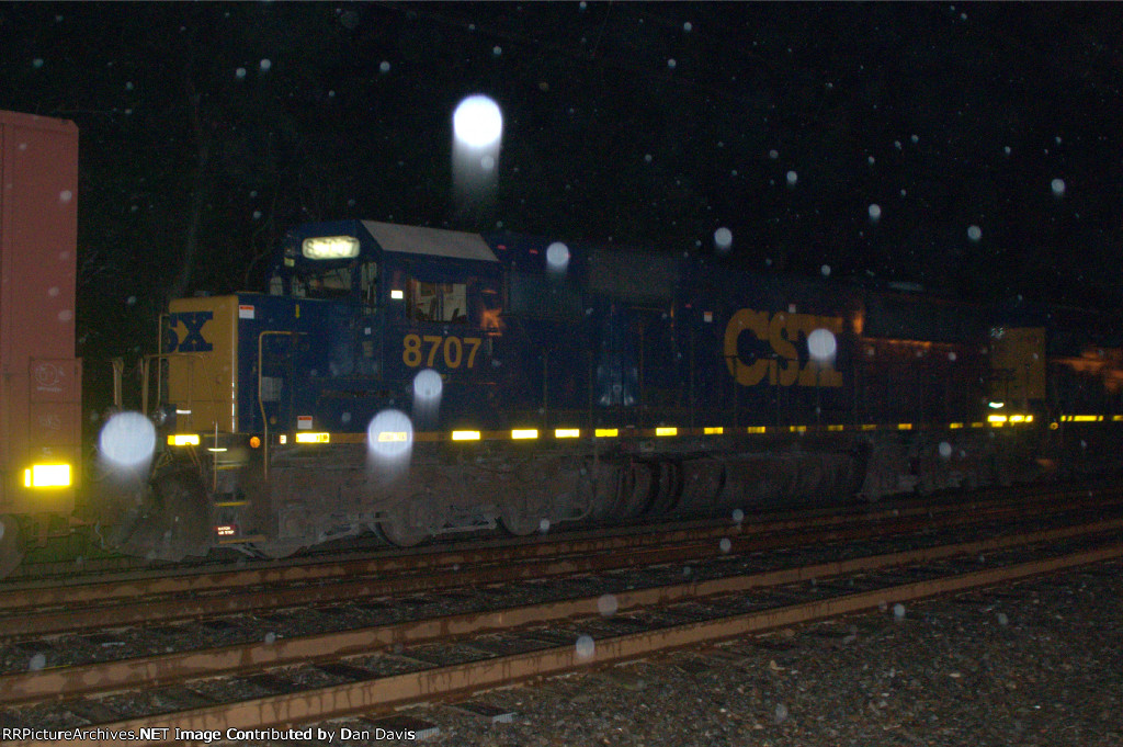CSX SD60 8707 trails on Q439